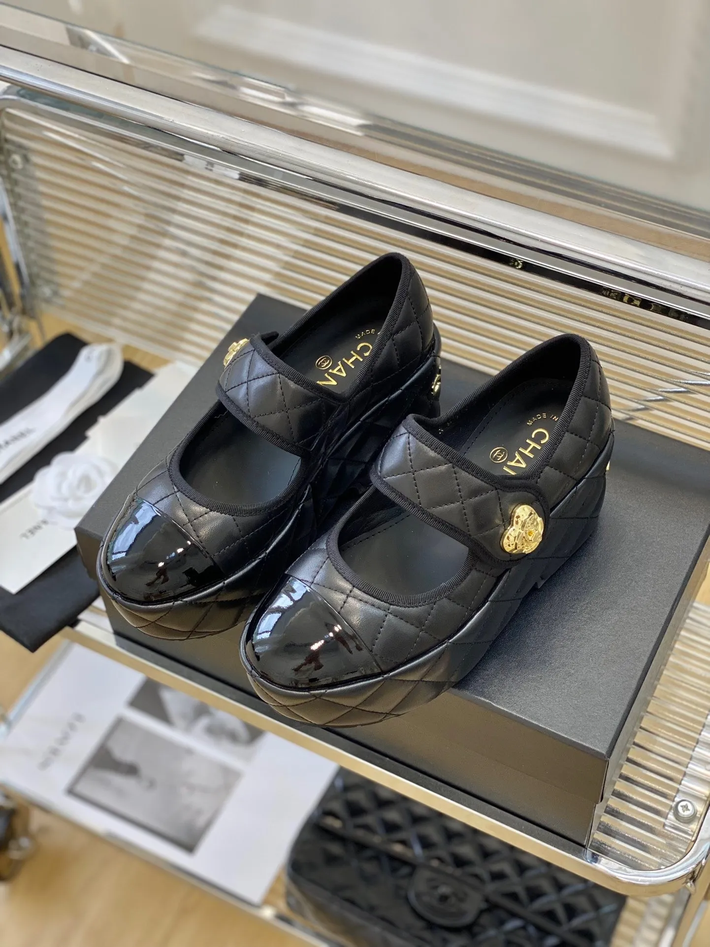 👟👟Ex-factory price 520👟👟 Women's shoes, women's clothing, women's shoes, women's clothing Chanel 24👟👟Ex-factory price, new classic rhombus, love double C school bag buckle Mary Jane single shoe series, I fell in love with it at first sight, no exaggeration ~ This is probably the charm of Xiaoxiang, she always understands girls. Although she looks cold, she has a unique feeling when paired with black stockings It’s the latest model this year🤩🤩🤩 I’ve already started arranging it before it’s available at the counter~ I know you will definitely like it. It looks really good on the feet. The round-pointed last is not picky about the shape of the foot. It also looks slim when worn on fat feet. The lambskin stitched patent leather is very visually impactful. The interior is made of sheepskin. It’s super soft and comfortable~ Italian grade A dyed genuine leather outsole➕electroplated heel Heel height: 5cmcm Size: 35-39 (40/41 customized)